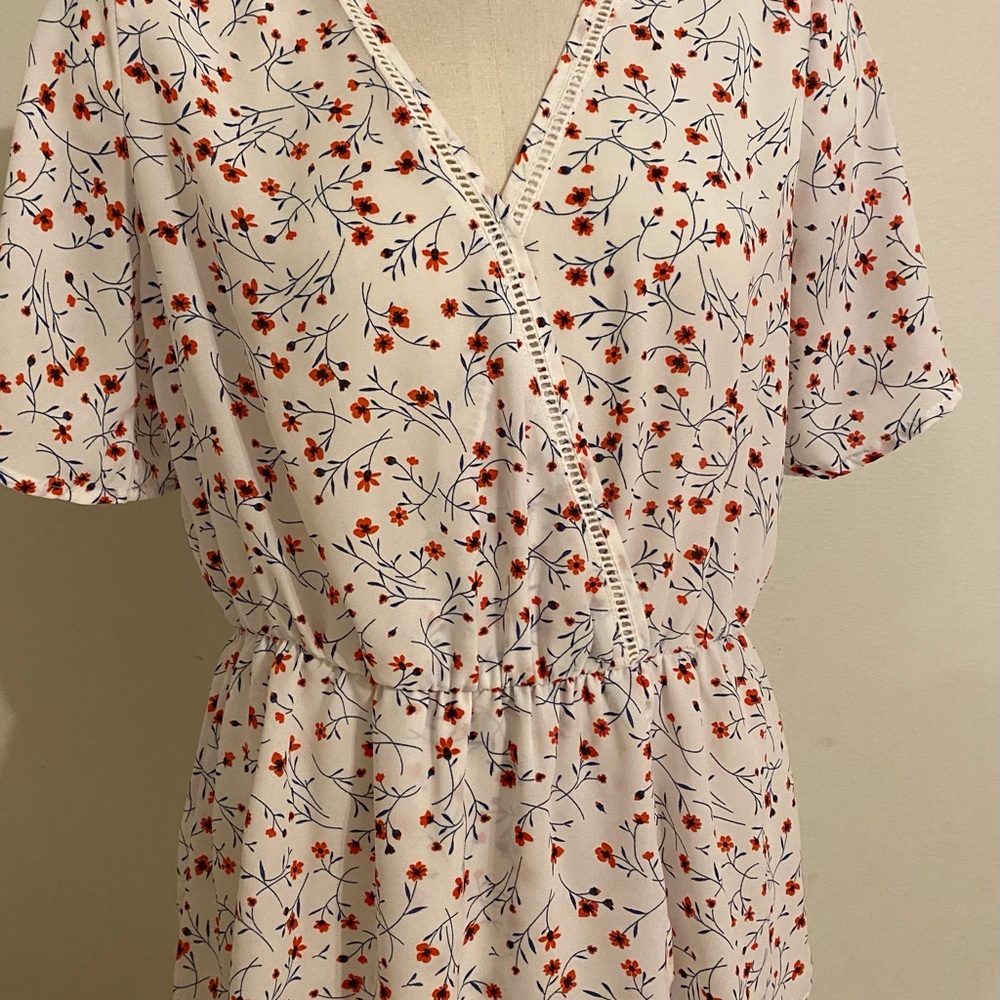 White Flower shirt size L